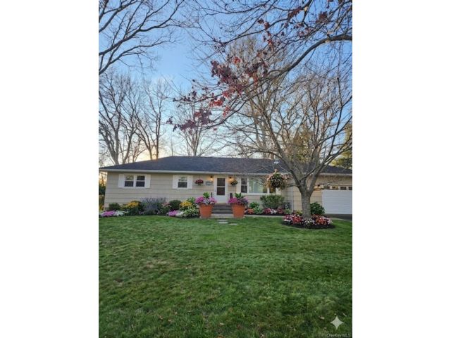  3 BR,  2.00 BTH &nbsp;Ranch style home in Greenport