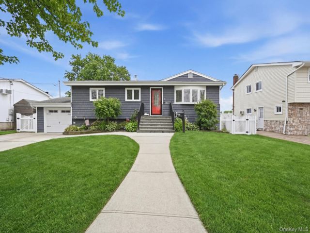  3 BR,  2.00 BTH &nbsp;Ranch style home in Seaford