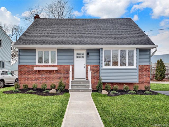  4 BR,  2.00 BTH &nbsp;Cape cod style home in Bethpage