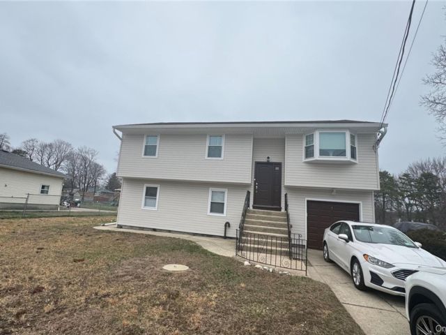  5 BR,  1.00 BTH &nbsp;Other style home in Bay Shore