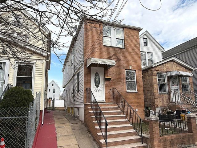  3 BR,  2.00 BTH &nbsp;Colonial style home in Jamaica South