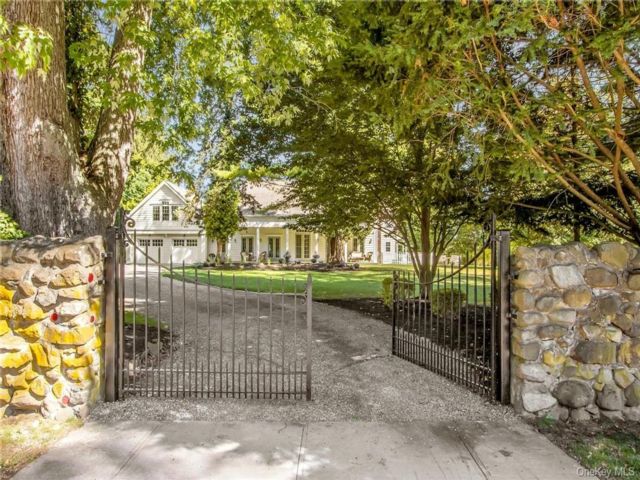  5 BR,  4.00 BTH &nbsp;Colonial style home in Nyack