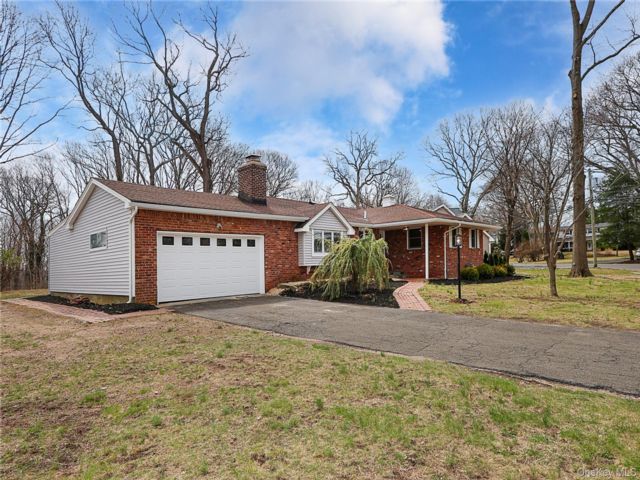  3 BR,  2.00 BTH &nbsp;Ranch style home in Huntington