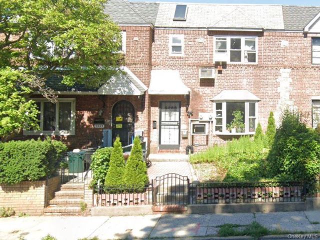  4 BR,  3.00 BTH &nbsp;House style home in Woodside