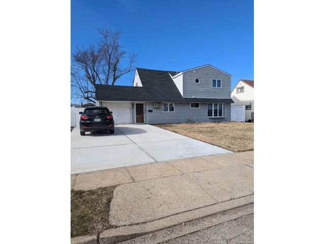  4 BR,  2.00 BTH &nbsp;Exp ranch style home in Levittown
