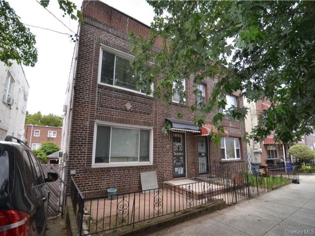  3 BR,  3.00 BTH &nbsp;House style home in Canarsie