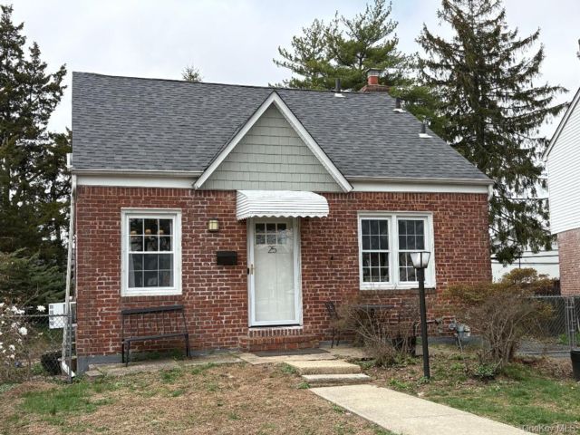  2 BR,  2.00 BTH &nbsp;Cape cod style home in New Hyde Park