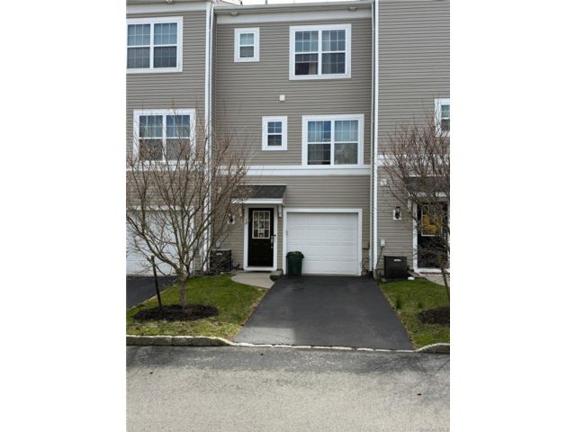  2 BR,  2.00 BTH &nbsp;Condo style home in Patchogue