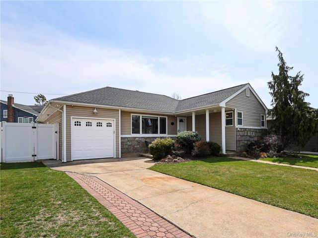  4 BR,  2.00 BTH &nbsp;Ranch style home in North Bellmore