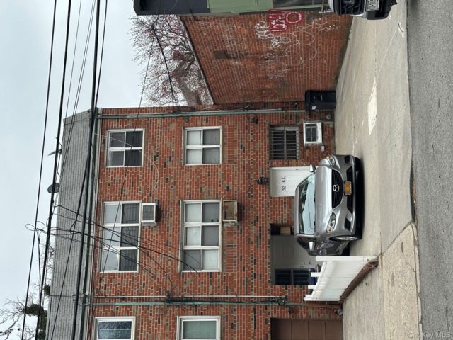  4 BR,  3.00 BTH &nbsp;Contemporary style home in Maspeth