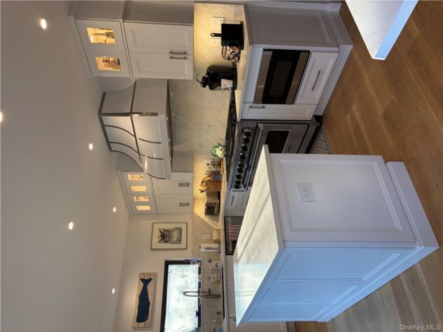  3 BR,  4.00 BTH &nbsp;Exp cape style home in East Hampton