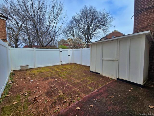  1 BR,  1.00 BTH &nbsp;Garden style home in Jamaica