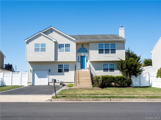  5 BR,  3.00 BTH &nbsp;Hi ranch style home in Farmingdale