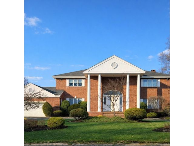  5 BR,  6.00 BTH &nbsp;Colonial style home in Great Neck
