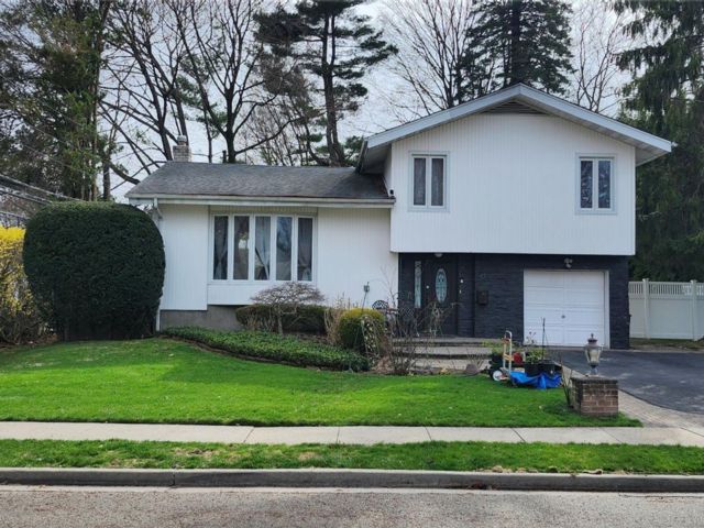  4 BR,  2.00 BTH &nbsp;Split level style home in Jericho