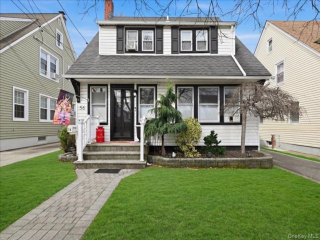  5 BR,  3.00 BTH &nbsp;Colonial style home in Williston Park