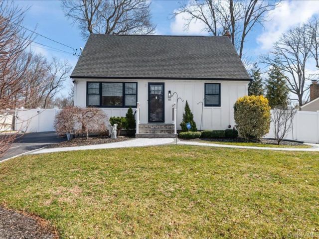  5 BR,  3.00 BTH &nbsp;Cape cod style home in Port Jefferson Station