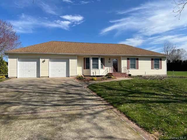  3 BR,  2.00 BTH &nbsp;Ranch style home in Aquebogue