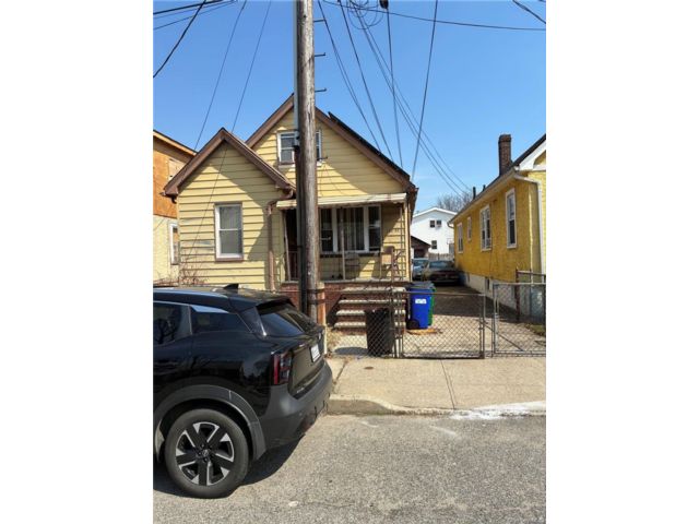  2 BR,  1.00 BTH &nbsp;Cape cod style home in Jamaica