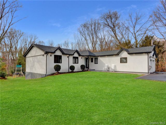  5 BR,  3.00 BTH &nbsp;Ranch style home in Dix Hills