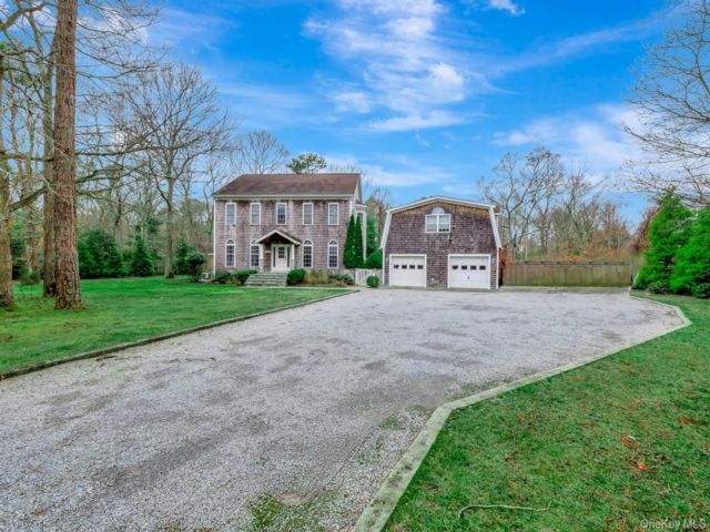  6 BR,  6.00 BTH &nbsp;Mini estate style home in East Quogue