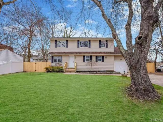  3 BR,  3.00 BTH &nbsp;A-frame style home in Centereach