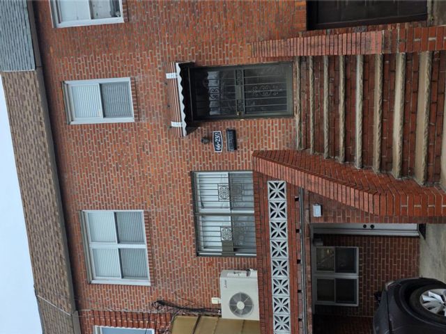  3 BR,  2.00 BTH &nbsp;Modern style home in Rego Park