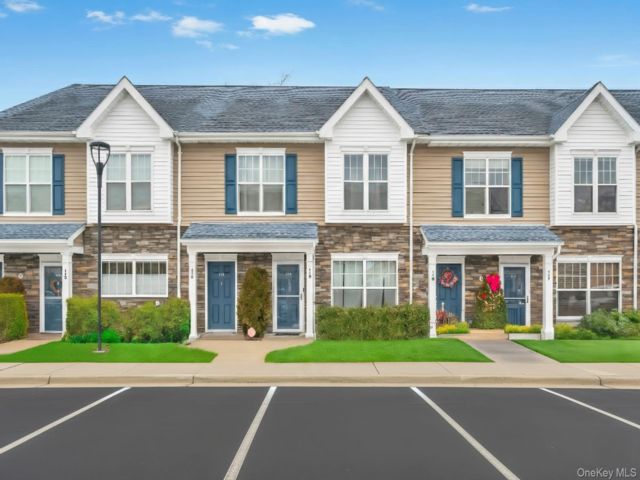  2 BR,  2.00 BTH &nbsp;Other style home in Central Islip