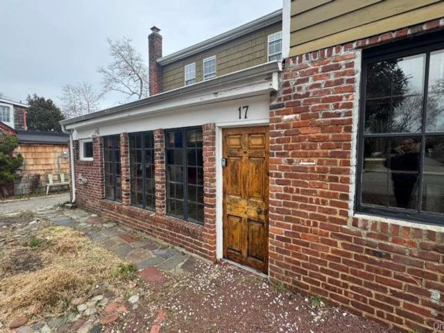  4 BR,  3.00 BTH &nbsp;Cape cod style home in Islip