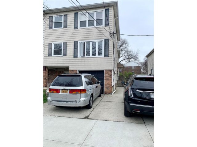  3 BR,  2.00 BTH &nbsp;Colonial style home in Bayside