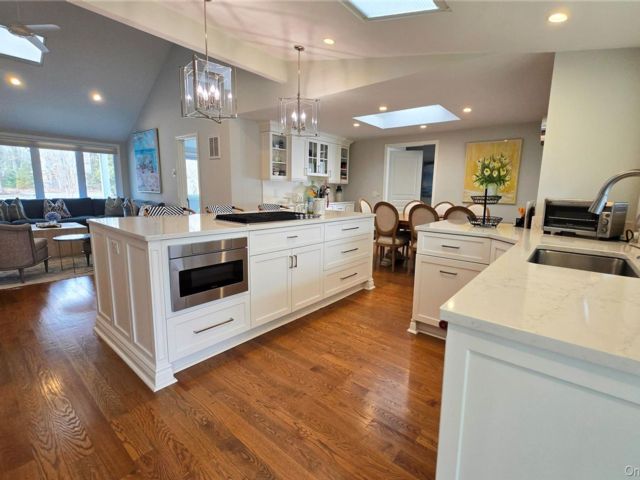  4 BR,  4.00 BTH &nbsp;Ranch style home in East Quogue