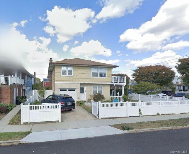  3 BR,  2.00 BTH &nbsp;Colonial style home in Long Beach