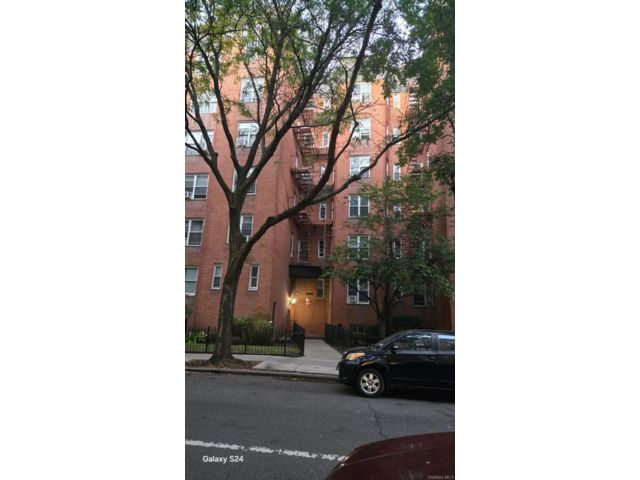  1 BR,  1.00 BTH &nbsp;Other style home in Jackson Heights