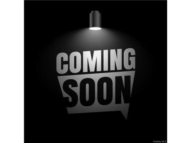  4 BR,  3.00 BTH &nbsp;Colonial style home in Lynbrook