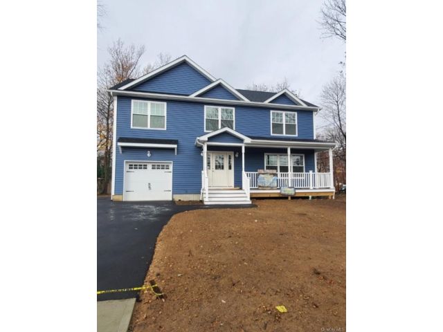  6 BR,  4.00 BTH &nbsp;Colonial style home in Shirley