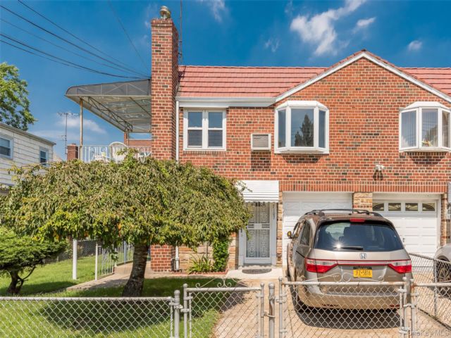  4 BR,  3.00 BTH &nbsp;Row dwelling style home in East Elmhurst