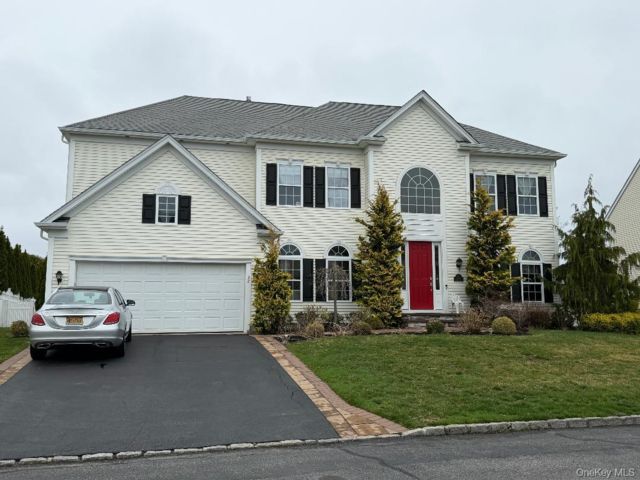  5 BR,  5.00 BTH &nbsp;Colonial style home in Mount Sinai