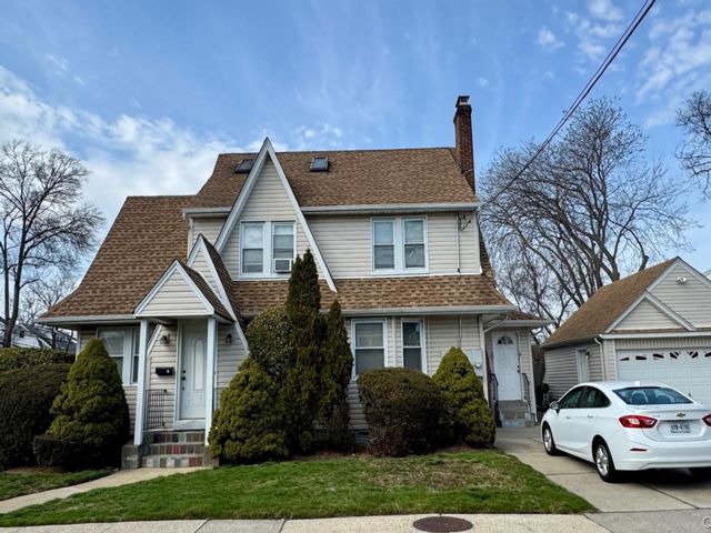  3 BR,  2.00 BTH &nbsp;Colonial style home in Lynbrook