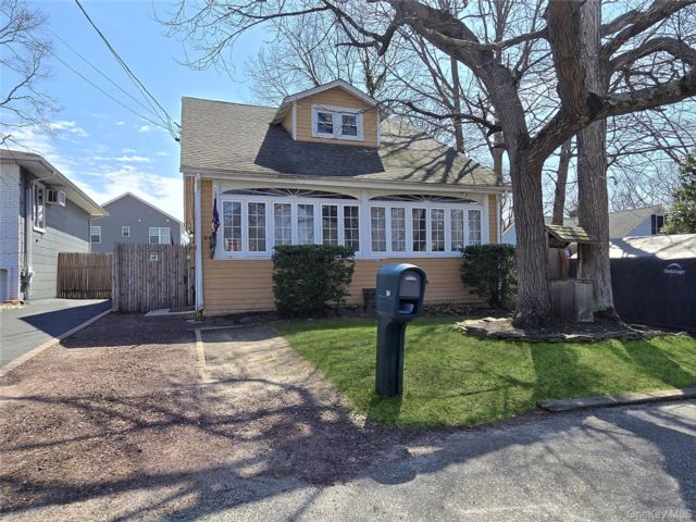 5 BR,  3.00 BTH &nbsp;Cape cod style home in Ronkonkoma