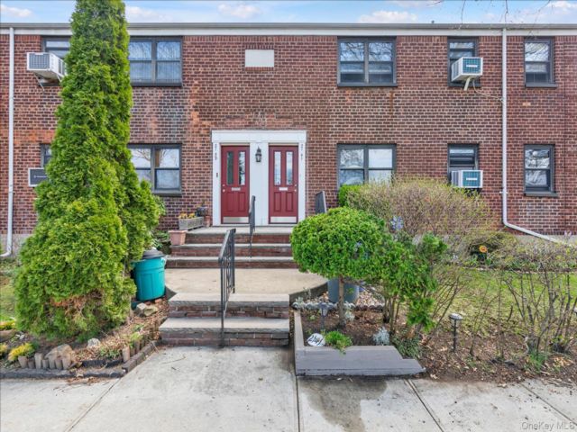  2 BR,  1.00 BTH &nbsp;Garden style home in Whitestone