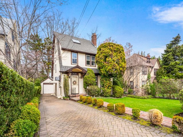  3 BR,  4.00 BTH &nbsp;Colonial style home in Douglaston