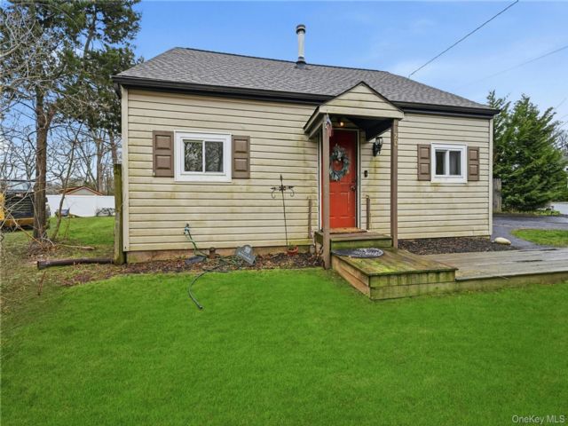  3 BR,  1.00 BTH &nbsp;Cape cod style home in Mount Sinai