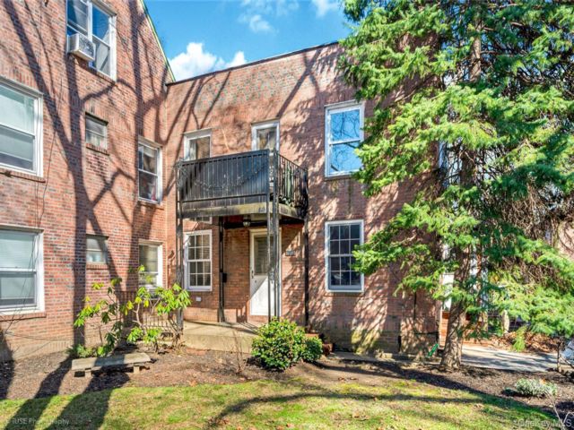  5 BR,  4.00 BTH &nbsp;House style home in Sunnyside