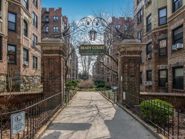 [Parkchester Real Estate, listing number 7270211]