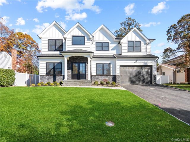  5 BR,  5.00 BTH &nbsp;Colonial style home in Jericho