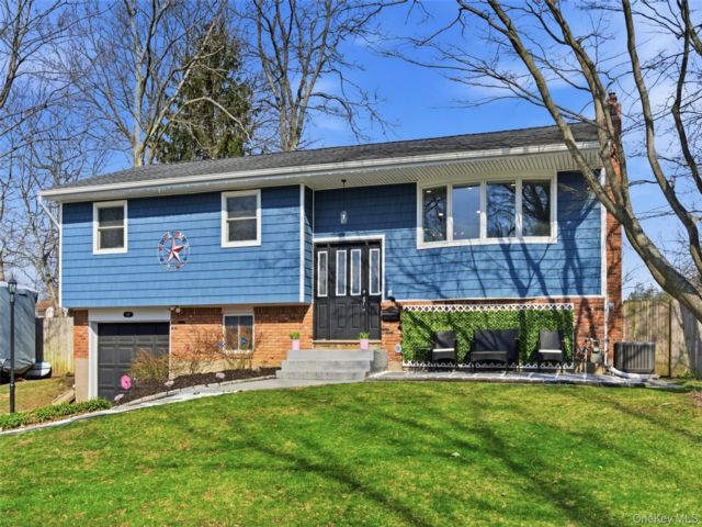  3 BR,  2.00 BTH &nbsp;Hi ranch style home in Saint James