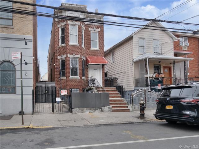  9 BR,  6.00 BTH &nbsp;House style home in Corona