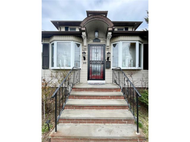  3 BR,  2.00 BTH &nbsp;Colonial style home in New Hyde Park