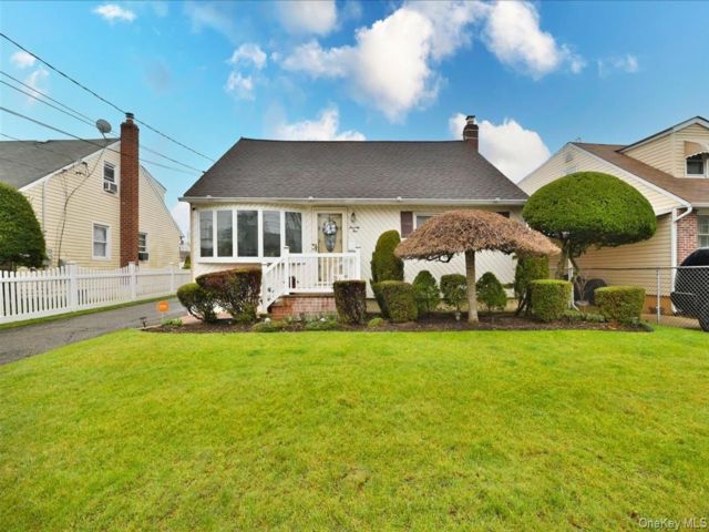  4 BR,  2.00 BTH &nbsp;Cape cod style home in Hempstead