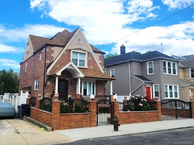  5 BR,  5.00 BTH &nbsp;Contemporary style home in East Elmhurst